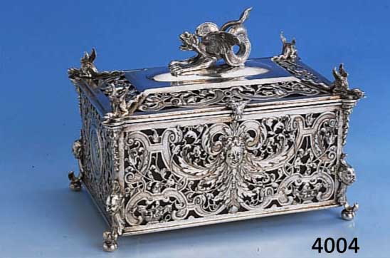 RAUCHWARENDOSE, DRESDEN UM 1880, 800ER SILBER, REINER HISTORISMUS MIT ROCAILLEN,MUSCHELN, MASKERON, AKANTHUS, VOLLPLAST. CHIMÄREN, SEITL. ...