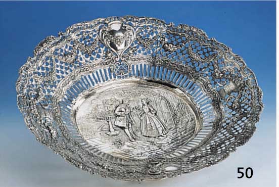 Prunkanbietschale, deutsch, dat. 24.9.1964, 800er Silber, wohl Hanau nach altem Vor- bild,Meistermarke K - ungedeutet, Fond mit galanter Szene, ...