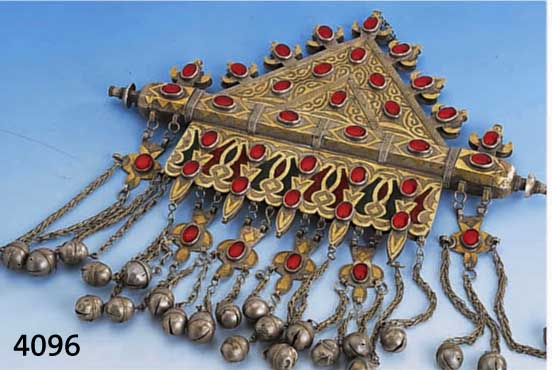 AMULETTBEHÄLTER, TURKMENISTAN, 1910/20, SILBER TEILVERGOLDET, BESETZT MIT ROTEN GLAS- STEINCBOCHONS UND ABHÄNGUNGEN (Z.T. VERDELLT, 2 FEHLEN), ...