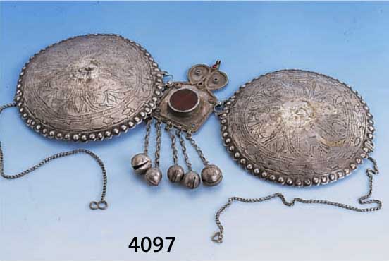 HAUBENSCHMUCK, TURKMENISTAN, UM 1900, SILBER, MITTELTEIL MIT KARNEOL UND FARBIGEN GLASSTEINEN, GRAVIERT UND PUNZIERT, PERLLEISTENVERZIERUNG, D. ...