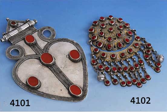 HAUBENSCHMUCK, TURKMENISTAN UM 1930/40, SILBER TEILVERGOLDET, BESETZT MIT ROTEN GLAS- STEINCABOCHONS (RISSIG) UND ABHÄNGUNGEN, GRA- VIERT, ...
