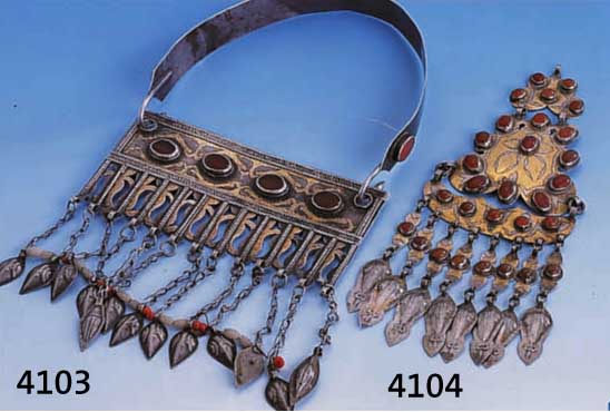 BRUSTSCHMUCK, TURKMENISTAN, SILBER UM 1920, TEILVERGOLDET, BESETZT MIT KARNEOL (1 X GERIS- SEN) UND ABHÄNGUNGEN, L. GEWÖLBT, GRAVIERT, H. CA. 23 ...