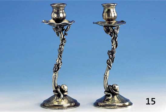 Kerzenleuchterpaar, 915er Silber, Spanien um 1930, in der Art des Barocks, Darst. von WeinrebenstÄben mit vollplast. Laub, in Rocaillen ...
