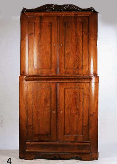 ECKSCHRANK, NORDDEUTSCH, UM 1850/60, KORPUS WEICHHOLZ, DICKES PYRAMIDENMAHAGONIFUR- NIERT, GESPIEGELT, SCHÖNES, DURCHLAUFENDES FURNIERBILD, ...