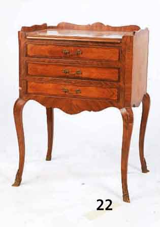 PFEILERSCHRÄNKCHEN, WOHL FRANKREICH, UM 1900, KORPUS EICHE, 3 SCHUBLADEN, BRONZEBE- SCHLÄGE, BAROCKSTIL, GESPIEGELT FURNIERT, Z.T PALISANDER, ...