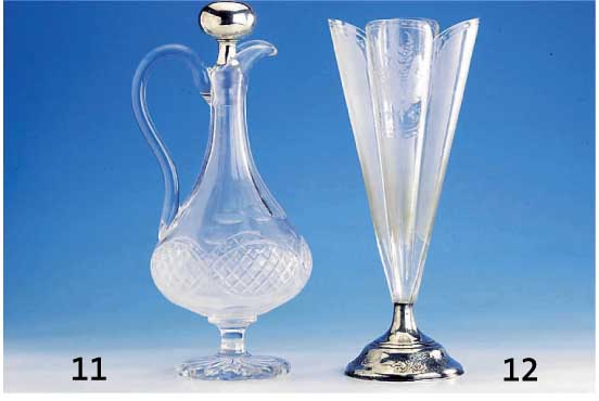 Taschentuchvase, wohl Niederlande um 1850/60, BlÜte Kristallglas, geschnitten, geschlif- fen und mattiert, Fuß Silber, gefÜllt, Meistermarke ...