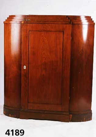 Eckschrank, norddeutsch, um 1845-50, Korpus Weichholz, Mahagonifurnier, Seiten einfach geschweift, Furnier spiegelbildlich angeordnet, Abschluß ...