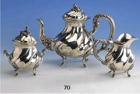 Prunkv. 3-teil. Kaffeeservice, 800er Silber, Italien ca. 50er Jahre, Handarbeit, Treibar- beit, Mailand, zus. ca. 1670 g, best. aus: Kanne (Deckel ...