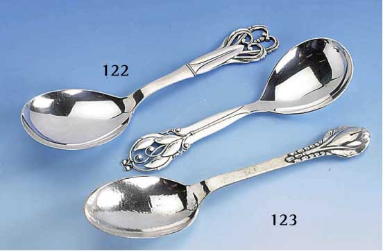 Einzelner VorlegelÖffel v. Evald Nielsen, DÄnemark Kopenhagen 830er Silber, um 1920, L. ca. 25.5 cm, floral verziert, reine Treibarbeit, ...