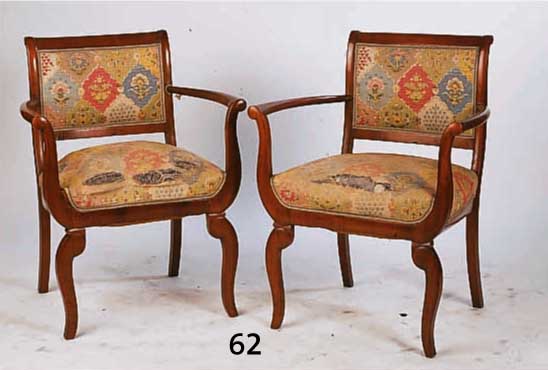 2 ARMLEHNSTÜHLE, SÜDDEUTSCH, UM 1835/40, LOUIS PHILIPPE, MAHAGONIFURNIER Z.T.GE- SPIEGELT, IN SICH SEITLICH GESCHWEIFT, AN- SPIELUNG AUF GONDEL- ...