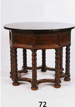CLUBTISCH, DEUTSCH, UM 1910, NUßBAUM MASSIV Z.T. FURNIERT, 8-ECKIG, GEDRECHSELTE FÜßE, UM- LAUFLEISTE IN SICH GESCHWUNGEN, PERLZIER- LEISTEN, ...