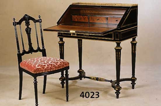 SEKRETÄR UND STUHL, FRANKREICH, UM 1870/80, NAPOLEON III, MEIST LINDEKORPUS, SCHWARZ LA- SIERT, FEINE MESSINGEINLAGEN, NACHGESTOCHEN, SCHLOß U. ...