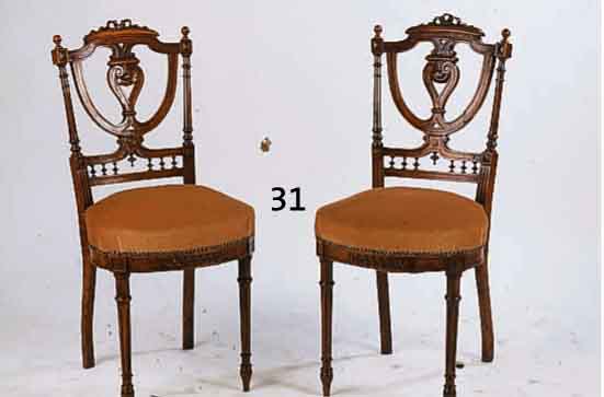 4 STÜHLE, FRANKREICH, UM 1870/80, KLASSI- ZIST, NUßBAUM MASSIV, GESCHNITZT UND GE- DRECHSELT, NEUE FEDERKERNPOLSTERUNG, EINE RÜCKENLEHNE MIT ...