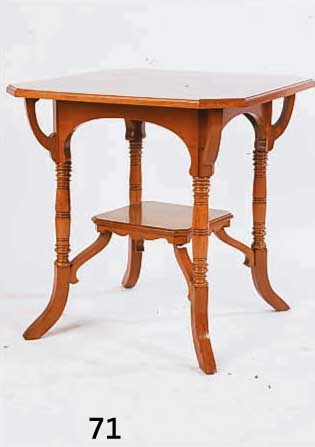 KLEINER TISCH, DEUTSCH, UM 1900, JUGENDSTIL, NUßBAUM MASSIV, MIT GEDRECHSELTEN BEINEN, MIT- TIG ABLAGEFACH, POLIERT, CA. 64X63X63 CM