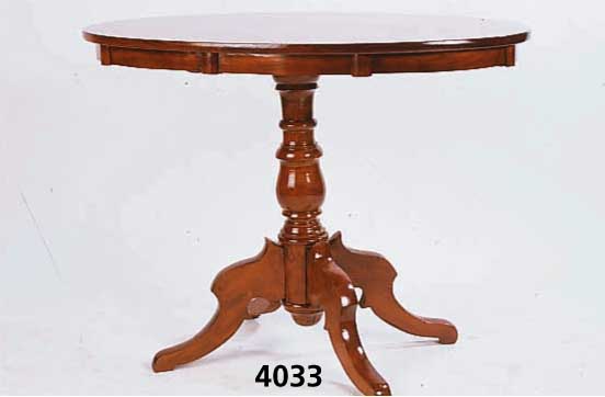 Ovaler Salontisch, wohl Frankreich, um 1860/70 Nußbaum massiv, z.T. furniert, gedrechsel- ter und geschweifter Mittelfuß, poliert, ca. 73x99x65 ...