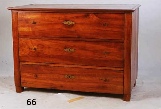 KOMMODE, UM 1850, KIRSCHHOLZ MASSIV, DREI- SCHÜBIG, BESCHLÄGE UND FÜßE SPÄTER, OHNE SCHLÜSSEL, CA. 83X118X62 CM