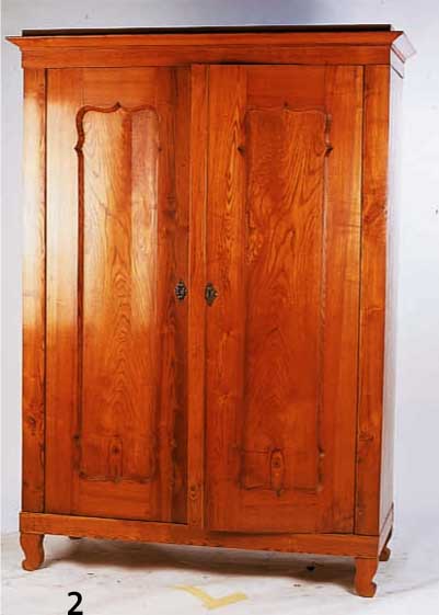 SCHRANK, UM 1870, ULME MASSIV, ZWEITÜRIG, ZERLEGBAR, TÜREN MIT VERTIEFTEN GESCHWUNGENEN FÜLLUNGEN, OHNE SCHLÜSSEL, CA. 187X137X59 CM, L. ...