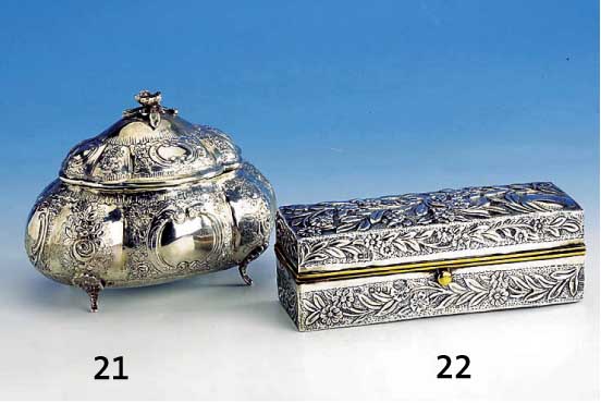 Deckeldose, Hanau um 1900/10, Silber, Innenvergoldung, reine Treibarbeit, Deckel mit Scharnier, reicher barockisierender Dekor mit Blumen und ...