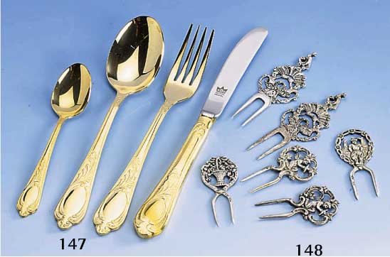 Besteck fÜr 12 Personen, Solingen, hartver- goldet, Barockstil, Modell Wien, best. aus 12 Messern, 12 Gabeln, 12 LÖffel, 12 KaffeelÖffel, 12 ...