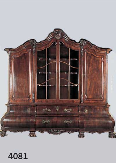 GROßE BAROCKSTILVITRINE, WOHL 30ER JAHRE, NUßBAUMFURNIER AUF Z.T. EICHEKORPUS, HERSTEL- LER GEBR. HIMMELHEBER KARLSRUHE, VERSPROSSTE MITTELTÜR, ...