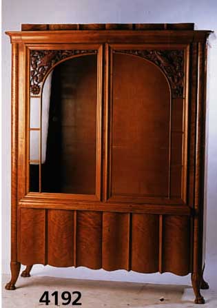 Schrank, 20er Jahre, Barockstil, Birkefurnier, ohne EinlegebÖden, mit aufge- legten Vogelschnitzereien, ca. 179x137x46 cm, Altersspuren