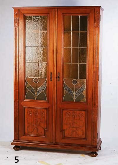 SCHRANK, DEUTSCH, 1900/1905, NUßBAUM, RÖT- LICH GEBEIZT, KORPUS WEICHHOLZ, EICHE FUR- NIERT, BLEIVERGLASUNG, Z.T. ABSTRAKT, FLORAL, BUNT, ...