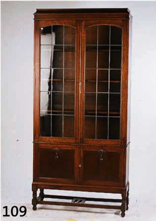 VITRINENSCHRANK, ENGLAND, VIKTORIANISCHER STIL, UM 1910/20, EICHE MASSIV, RÜCKWAND VERLEIMTES HOLZ, BLEIVERGLASUNG, 3 EINLEGE- BÖDEN, ...
