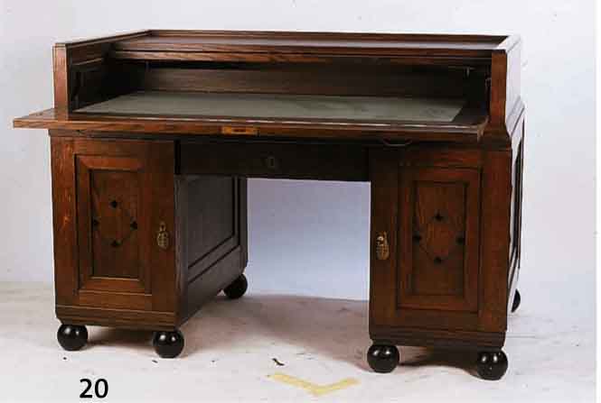 SCHREIBTISCH MIT AUSZIEHFACH, WOHL MITTEL- DEUTSCH, UM 1905, EICHE MASSIV, EICHEFUR- NIER, FREISTEHEND, ABSTRAKT, TÜREN IN SICH DOPPELT GETREPPT, ...