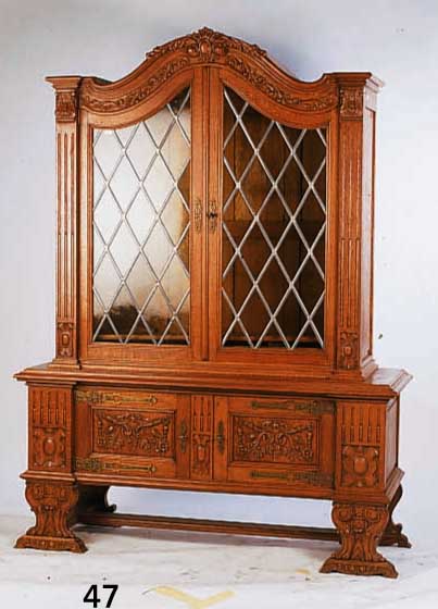 VITRINENSCHRANK, DEUTSCH, WOHL AACHEN, 1910/20 , BAROCKSTIL, EICHE MASSIV, UNTERTEIL REICH GESCHNITZT MIT KLAUENFÜßEN UND FÜLLHORNMOTIVEN , ...