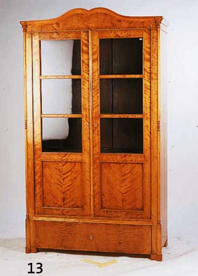 VIELZWECK- BZW. WÄSCHESCHRANK, MITTELDEUTSCH, UM 1850/60, KORPUS WEICHHOLZ, BIRKEFURNIER, BIRKEWURZEL, Z.T. GESPIEGELT, BEINSCHLÜSSEL- SCHILD, ...