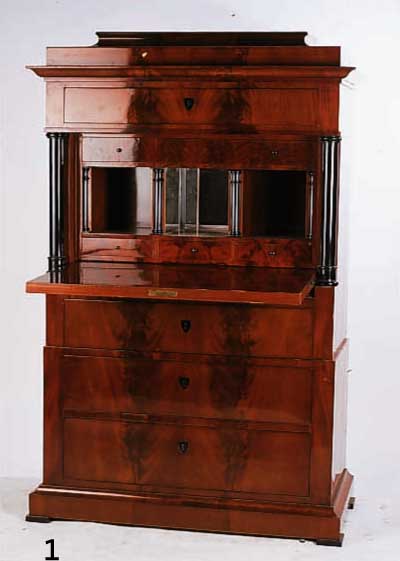 STANDSEKRETÄR, WOHL BERLIN, UM 1840/50, MAHAGONIFURNIER AUF WEICHHOLZ, PYRAMIDEN- MAHAGONI GESPIEGELT, ZWEITEILIG, REICHE INNENEINRICHTUNG Z.T. ...