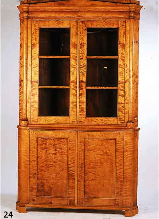 ECKSCHRANK, BIEDERMEIER, UM 1830, BIRKEFURNIER, RESTAURIERT, VERGLASTES OBER- TEIL, AN EINER SEITE KL. TRANSPORTBEDINGER CA. 2 CM LANGER AUSBRUCH, ...