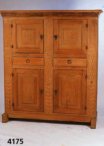 Schrank, Lippe-Detmold, 19. Jh. viertÜrig mit zwei Schubladen, Lisenen ge- schnitzt, AltersschÄden bzw. spannungsrissig, ErgÄnzungen aus dem ...