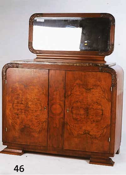 SIDEBOARD, FRANKREICH, ART-DECO, UM 1930, NUSSBAUMFURNIER, ZEITTYPISCH GESCHNITZT, GE- ÄDERTE MARMORPLATTE, 2-TÜRIG (TÜREN L. VER- ZOGEN), 1 ...
