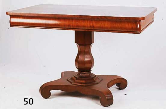 TISCH, DEUTSCH, UM 1880, MAHAGONI FURNIERT, TISCHFUß MIT 4 ROLLEN, ACHTECK-SÄULE, TISCHPLATTE DOPPELT GESPIEGELT FURNIERT, ALTERSBED. ...