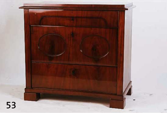KOMMODE, DEUTSCH, UM 1870, MAHAGONI FURNIERT, 3 SCHUBLADEN, RESTAURIERT, FURNIERAUSBESSERUNGEN, SEITLICHE SPANNUNGS- RISSE, AN RÜCKWAND RESTE ...