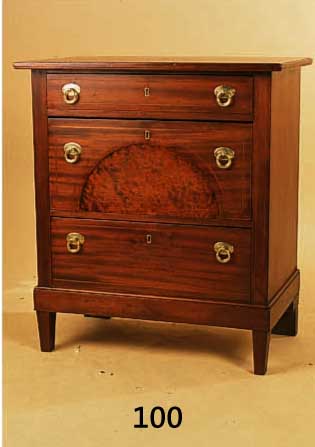 KLEINE KOMMODE, ENGLAND, UM 1900/10, MAHAGONI FURNIERT, BIRKENWURZELEINLAGEN, FADENINTARSIEN, 3 SCHUBLADEN, SCHLÜSSEL FEHLT, ALTERSSPUREN, CA. ...