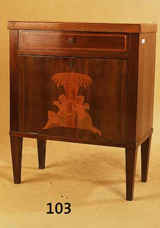 KLEINE KOMMODE, DÄNEMARK, UM 1910/20, MAHAGONI FURNIERT, 1 SCHUBLADE, 1 KLAPPE, BILDINTARSIE MIT ÄHREN UND PUTTI, FADENIN- TARSIEN AN SCHUBLADE, ...