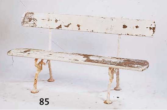 SEITENTEILE EINER GARTENBANK, FRANKREICH, UM 1900/10, METALLGUß IN FORM VON GEÄST, VER- SCHRAUBTE HOLZLEHNE/ SITZFLÄCHE, SEK. WEIß GELACKT, ...