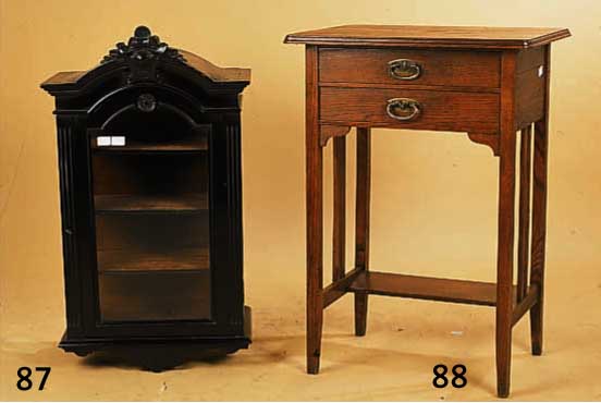KL. HÄNGEVITRINE, DEUTSCH, UM 1880, HOLZ SCHWARZ LACKIERT, DREISEITIG VERGLAST, DREI EINLEGEBÖDEN, L. ALTERSSPUREN, 80 X 40 X 27 CM
