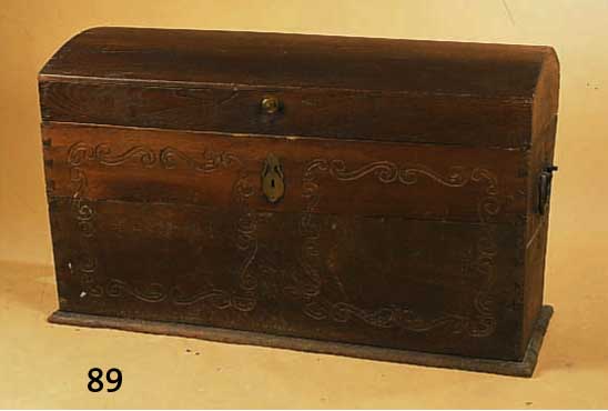 RUNDDECKELTRUHE, DEUTSCH, UM 1800, EICHE MASSIV, FRONT MIT GESCHNITZTEN ORNAMEN- TEN, INNENEINRICHTUNG, ORIG. TRAGEBÜGEL, SCHLOß UND BESCHLÄGE ...
