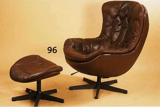 DESIGNER SCHALENSESSEL MIT HOCKER, BRAMIN, DÄNEMARK UM 1970/75, METALLFÜßE, ALLSEITIG BRAUNER LEDERBEZUG, SCHWENKBAR, SITZPOSITION ÜBER ...