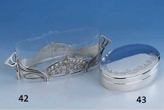Ovale Deckeldose, 800er Silber, ca. 310 g, Deckel abstr. floral graviert, Boden mit Bes.-Inschr., ca. 4 x 18 x 13.5 cm