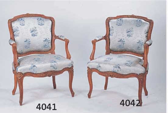 ARMLEHNSESSEL, FRANKREICH, UM 1750, NUßBAUM MASSIV, FEIN GESCHNITZT, ELEGANTE LINIENFÜHRUNG, POLSTERUNG UND SEIDENBROKAT- BEZUG ERNEUERT, H. CA. ...