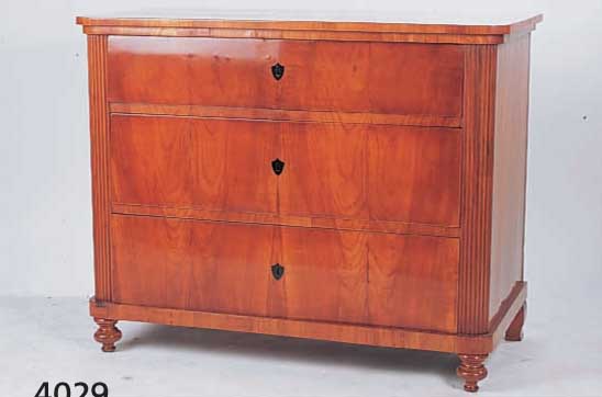 KOMMODE, DEUTSCH, SPÄTBIEDERMEIER, 1840/50, SEHNEN GERIEFT, RÜSTER KIRSCHHOLZFURNIER DURCHGEHEND, Z.T. GESPIEGELT, RESTAURIERT, MIN. ...