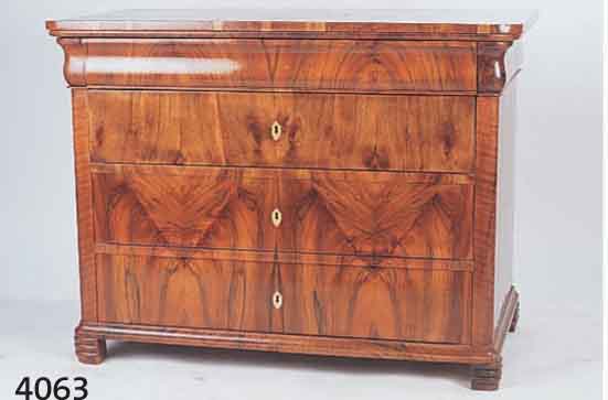 KOMMODE, SÜDDEUTSCH, WOHL PFALZ, 1845/50, KORPUS WEICHHOLZ, Z.T. WURZELNUß VOLLHOLZ, VORDERFRONT WURZELNUß GESPIEGELT SEHR LEBENDIG , SCHÖNE ...