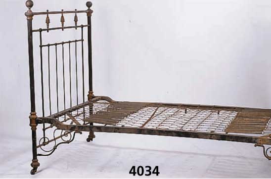Ehebett, Frankreich, 1885, Eisen geschwÄrzt, teilweise mit MessingzwischenstÜcken, muß restauriert werden, ca. 210x110x115 cm