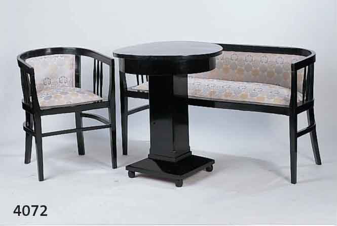 SALONZIMMER, WIENER JUGENDSTIL, UM 1900, BUCHE MASSIV, SCHWARZ GEFAßT, BESTEHEND AUS ZWEI SESSELN, EINER BANK UND EINEM TISCH, ALTERSSPUREN, ...