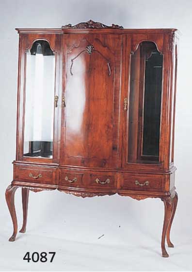 VITRINE, DEUTSCH, 1930/35, NUßBAUM MASSIV, KORPUS TEILWEISE EICHE MASSIV, FURNIERTEILE KAUKASISCHER NUßBAUM GESPIEGELT, RÜCKWAND Z.T. ...
