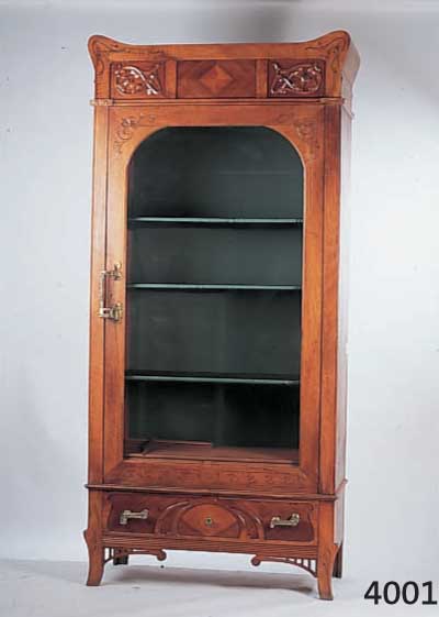 WÄSCHESCHRANK, DEUTSCH, 1902/06, KORPUS WEICH- HOLZ, WURZELNUßFURNIER Z.T GESPIEGELT, FLACHSCHNITZEREIEN Z.T ABSTRAKT FLORAL, ORIGI- NAL GLAS UND ...